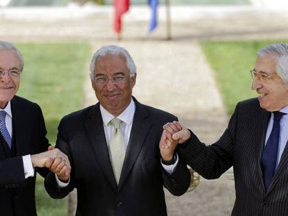 De izquierda a derecha, Fain&eacute;, Costa y Santos Silva, en el anuncio del programa social de  La Caixa. 