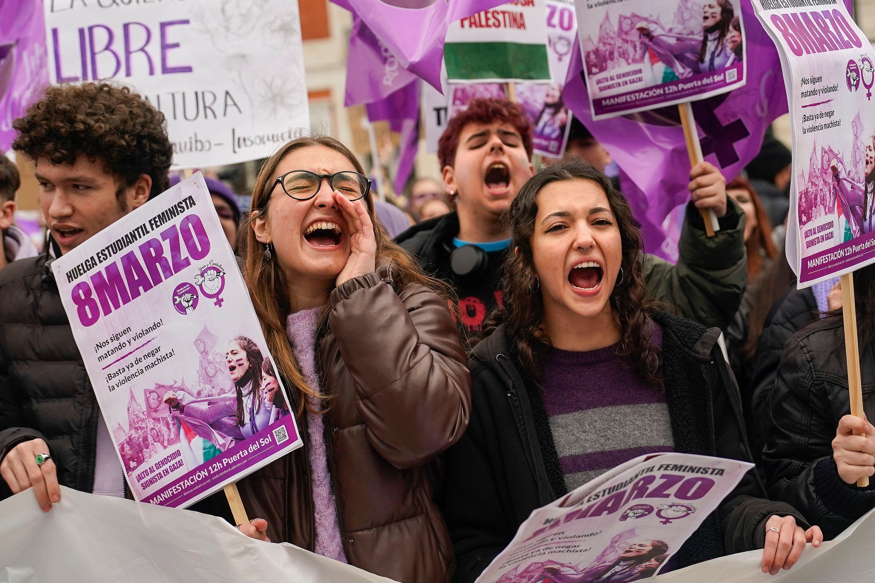 Decenas de estudiantes durante la concentración por el Día Internacional de la Mujer, este viernes en la Puerta del Sol de Madrid. 