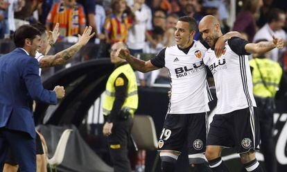 Rodrigo y Zaza acuden a celebrar un gol con Marcelino, frente al Sevilla en Mestalla.
