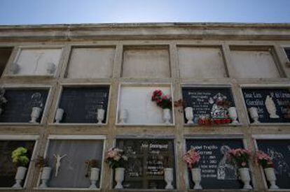 Algunos nichos del cementerio de Ceuta, arriba sin lápidas, donde han enterrado a los inmigrantes fallecidos en la frontera.