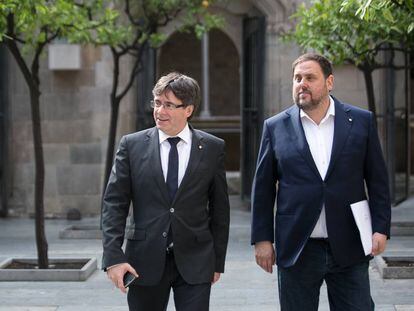 Carles Puigdemont i Oriol Junqueras arriben a la reunió del consell executiu del Govern.