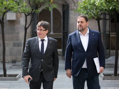 Carles Puigdemont i Oriol Junqueras arriben a la reunió del consell executiu del Govern.