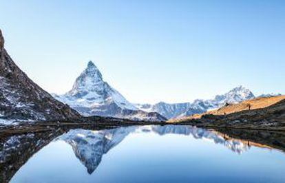 El monte Cervino reflejándose en el lalgo Stellise de Zermatt (Suiza).