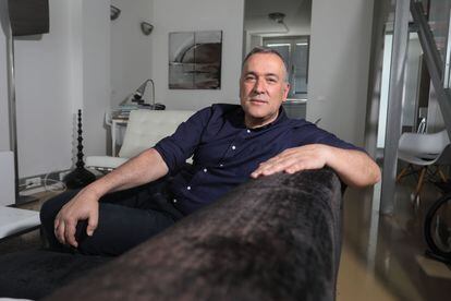El periodista Xabier Fortes, en su casa en Madrid.