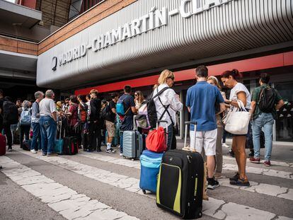 Grupos de viajeros a las puertas de la estación madrileña de Chamartín-Clara Campoamor tras la incidencia producida en un tren Alicante-Madrid, este viernes.