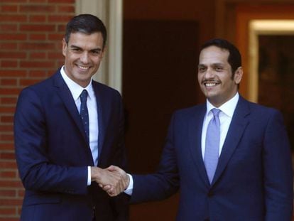 El ministro de Asuntos Exteriores de Qatar, Mohammed Al Thani, y el presidente del Gobierno, Pedro Sánchez, antes de la reunión de este jueves en la Moncloa. 