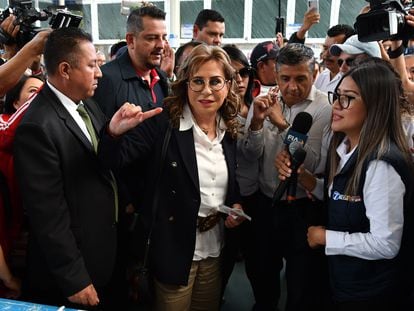 Sandra Torres, candidata a la presidencia de Guatemala, vota en la segunda vuelta de las elecciones.