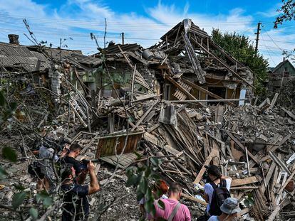 Restos de viviendas destruidas por un misil ruso en el asentamiento de Kushuhum, en la región ucrania de Zaporiyia.