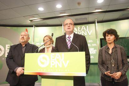 Iñigo Iturrate (izquierda), Arantza Aurrekoetxea, Joseba Egibar y Maribel Vaquero, negociadores del Plan de Convivencia por el PNV.