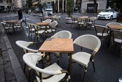 Una terraza  de una cafetería del centro de València, vacía este jueves.