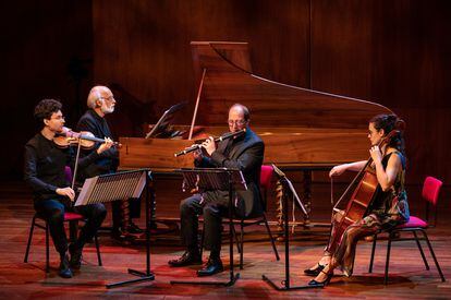 Yevgueni Spiridov (violín), Lorenzo Ghielmi (clave), Jan De Winne (flauta) y Anna Camporini (violonchelo) durante su interpretación de 'La ofrenda musical' de Bach el lunes por la mañana en Utrecht.