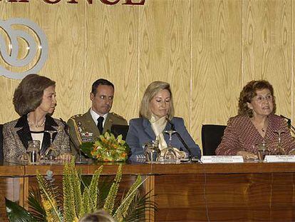 De izquierda a derecha, la reina Sofía; la secretaria de Estado, Amparo Valcarce, y la directora general de RTVE, Carmen Caffarel.