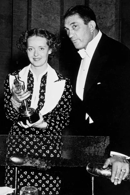 Bette Davis, en 1936, con su Oscar por 'Peligrosa' en la mano.