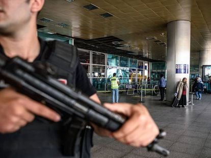 Vigilància a l'aeroport d'Istanbul després dels atemptats.