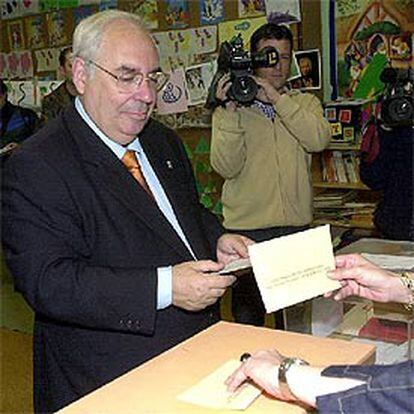 Vicente Álvarez Areces vota en Gijón.