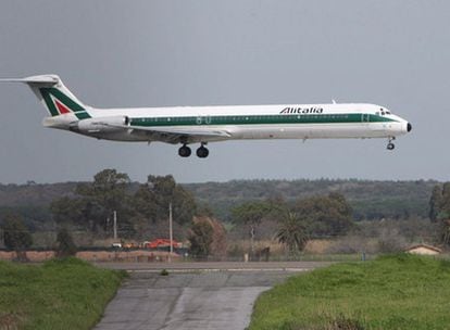 Un avión de Alitalia aterriza en la pista del aeropuerto internacional "Leonardo da Vinci", en Fiumicino, en esta foto de archivo