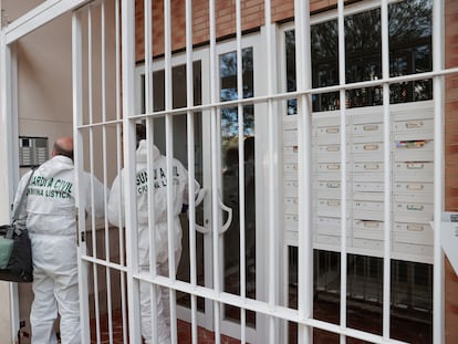 Dos guardias civiles acceden a la vivienda en la que se ha cometido el supuesto infanticidio.