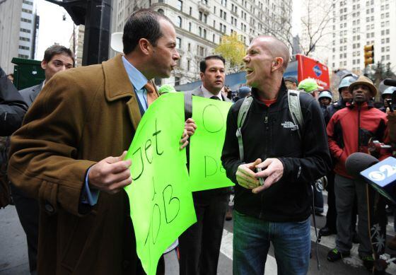 Un manifestante de Ocupa Wall Street discute con un propietario de un comercio cercano a la zona financiera de Manhattan.