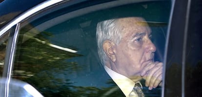 Carlos D&iacute;var abandona en coche la sede del CGPJ despu&eacute;s de dimitir.