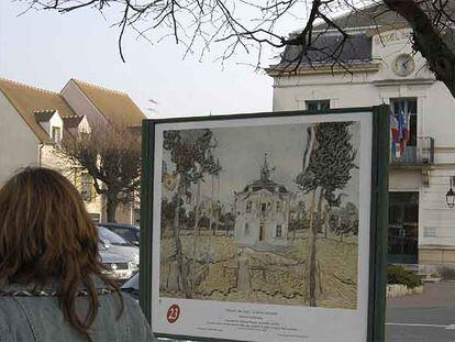 Delante del Ayuntamiento de Auvers-sur-Oise se levanta un panel con la reproducción del mismo edificio pintado por Van Gogh.