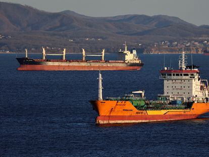 Un petrolero, en segundo plano, navegando por las aguas de la bahía de Najodka, en la costa oriental rusa.