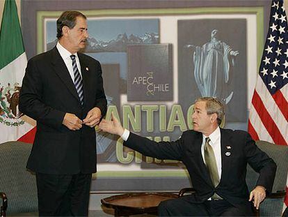 El presidente estadounidense, George W. Bush, y su homólogo mexicano, Vicente Fox, ayer en Santiago de Chile.