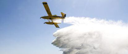 Lanzamiento de agua del avión anfibio en Valmayor.