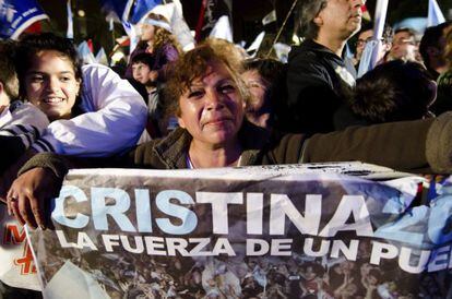 Una simpatizante de Cristina Fernández celebra en la Plaza de Mayo.