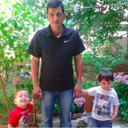 Abdulá Kurdi, con sus hijos Aylan y Galib, en una imagen de Facebook.
