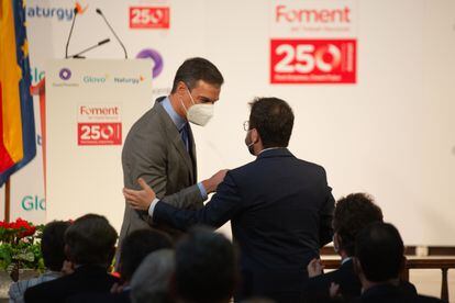 Pedro Sánchez y Pere Aragonès se saludan durante la entrega de la medalla del 250 aniversario de Foment del Treball al editor de ‘La Vanguardia’, Javier Godó el pasado 7 de junio en Barcelona.
