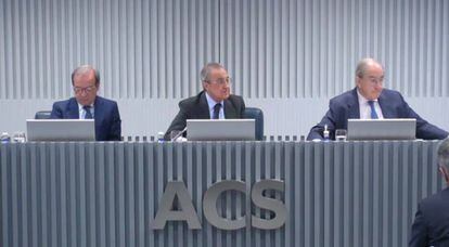 El presidente de ACS, Florentino Pérez, esta mañana entre el CEO del grupo, Marcelino Fernández Verdes, y el director general Corporativo, Ángel García Altozano.