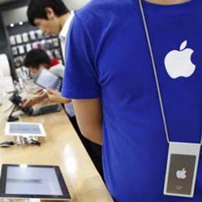 Un empleado de una de las tiendas falsas de Apple descubiertas en China