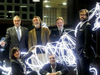 De atrás adelante y de izquierda a derecha: José Antonio Herce, Rafa de Ramón, José Antonio Granero, Ariadna Cantís, Jose María Ezquiaga y Carlos Lahoz, ayer en el COAM.