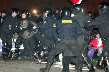 Miembros de la policía bielorrusa cargan contra los manifestantes que habían acampado en la Plaza de Octubre de Minsk, en protesta por el fraude electoral del pasado domingo.