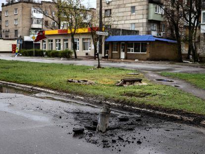 Restos de un proyectil en las calles de Severodonetsk, en la región ucrania de Donbás, el 13 de abril.