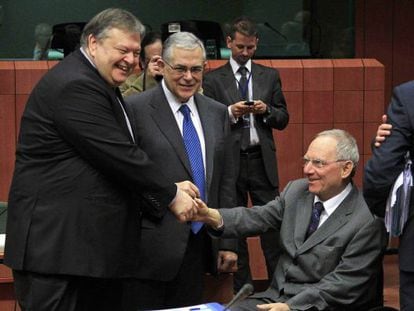 El ministro de Finanzas de Grecia Evangelos Venizelos, el primer ministro Lukas Papademos y el ministro de Finanzas alemán, Wolfgang Schäuble.