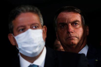 El presidente de la Cámara de Diputados, Arthur Lira (con barbjio) y el presidente de Brasil, Jair Bolsonaro, dan una rueda de prensa en el Congreso nacional en Brasilia, en febrero de 2021.