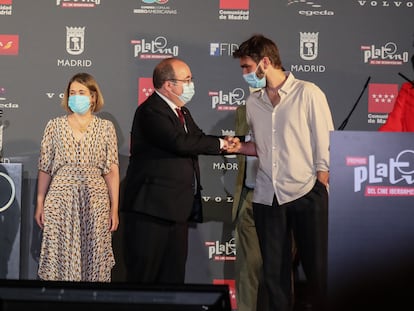 El Ministro de Cultura, Miguel Iceta, saluda al compositor Lucas Vidal en la lectura de las nominaciones de los Premios Platino de series y cine latinoamericano, en el auditorio del Ayuntamiento de Madrid.