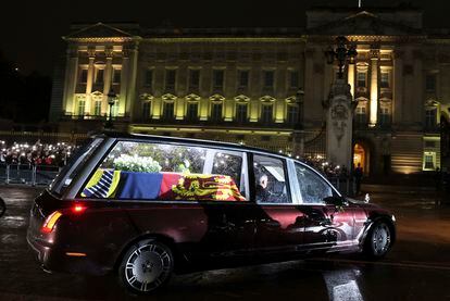 El féretro con los restos mortales de Isabel II a su llegada al palacio de Buckingham, este martes. 
