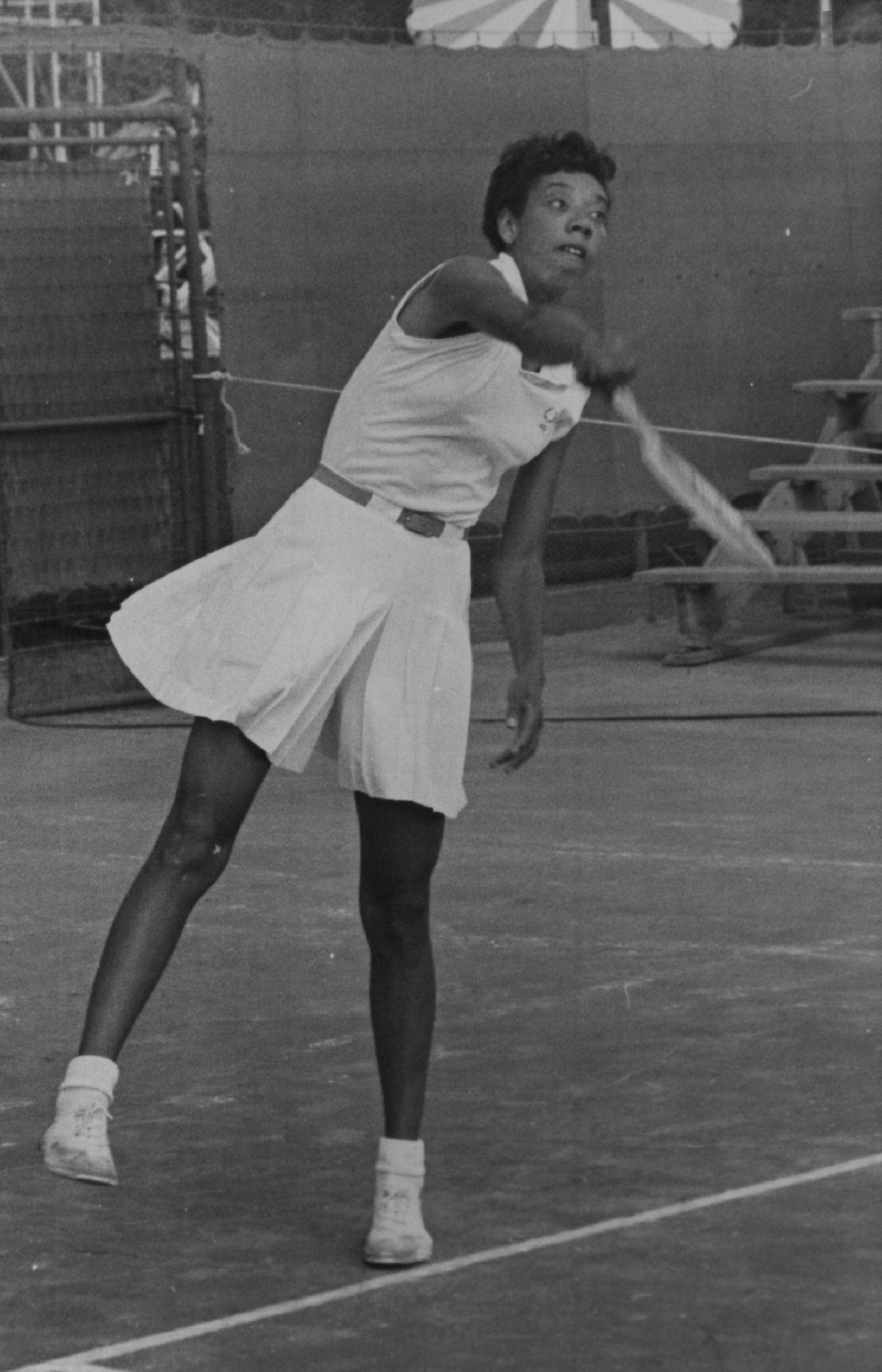 Althea Gibson, con un modelo similar al que ha replicado Zendaya, en un torneo en 1956.