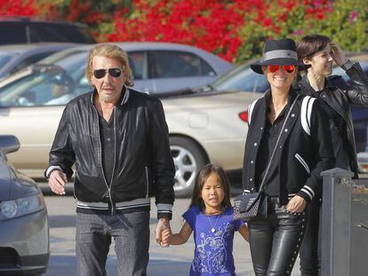 Johnny Hallyday y su mujer Laeticia Hallyday con una de sus hijos en 2013.