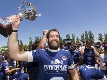 El capit&aacute;n del Quesos, Borja Estrada, levanta el trofeo de Divisi&oacute;n de Honor.