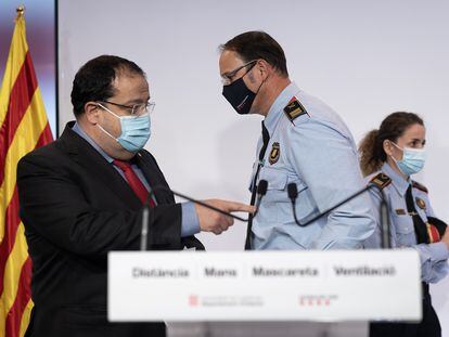 El consejero Joan Ignasi Elena y los comisarios Josep Maria Estela y Rosa Bosch, durante la comparecencia para anunciar la destitución del major de los Mossos d´Esquadra, Josep Lluís Trapero, el pasado diciembre.