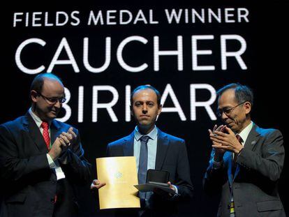 El matemático Caucher Birkar, en el centro, recibiendo la medalla Fields, este miércoles en Río de Janeiro.