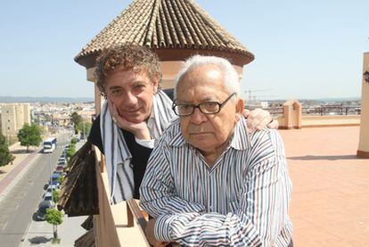 Juan Carlos Mestre y Lêdo Ivo (con gafas), en una azotea de Córdoba.