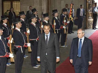 Zapatero y Montilla pasan revista a una formación de los Mossos d'Esquadra a la entrada del Palau de la Generalitat.