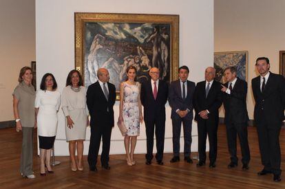 La Reina y las personalidades que la acompañaron durante su recorrido por la muestra, delante de la obra de El Greco "Lacoonte".