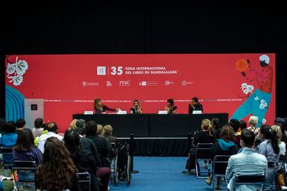La académica chilena Andrea Jeftanovic junto a las escritoras argentinas Tamara Tenenbaum y Camila Sosa Villada y el mexicano Julián Herbert, este martes en Guadalajara.
