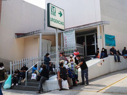 Familiares de pacientes infectados de la covid-19 esperan información fuera del Hospital La Raza ubicado al norte de la Ciudad de México.