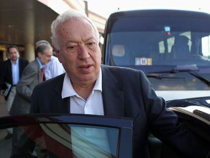 El ministro de AA EE, Jos&eacute; Manuel Garc&iacute;a-Margallo, al llegar a Cuba